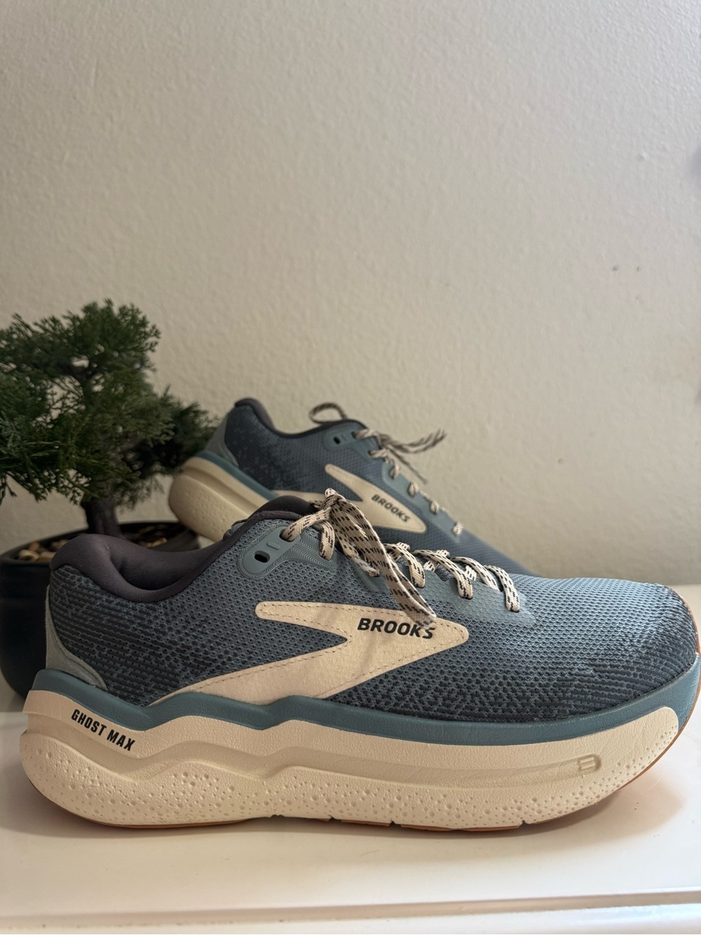 Brooks Ghost Max 2 Women size 9 Running Shoes in Blue and Cream